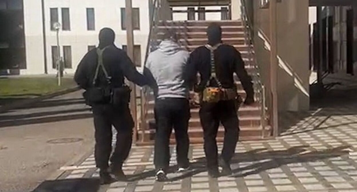 Detention of one of the suspects in the attack on Pskov paratroopers in Chechnya. Photo: Main Investigative Directorate of the Investigative Committee of the Russian Federation for the North Caucasus Federal District Detention of one of the suspects in the attack on Pskov paratroopers in Chechnya. Photo: Main Investigative Directorate of the Investigative Committee of the Russian Federation for the North Caucasus Federal District