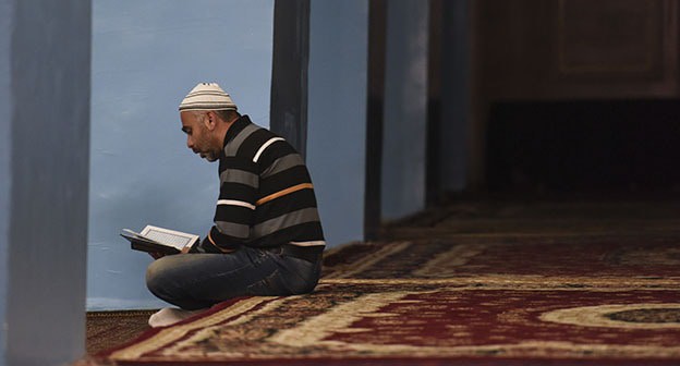 A believer during prayer. Photo by Elena Sineok, "Yuga.ru" A believer during prayer. Photo by Elena Sineok, "Yuga.ru"