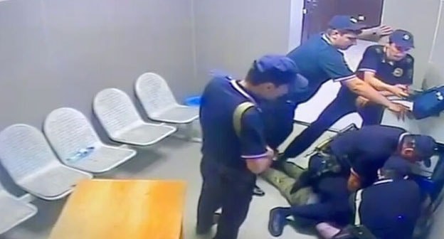 Still from a video of the beating of Akhmed Dzhabrailov at a police station in Makhachkala. Screenshot of the video/Telegram channel "Shamil Khadulaev" Still from a video of the beating of Akhmed Dzhabrailov at a police station in Makhachkala. Screenshot of the video/Telegram channel "Shamil Khadulaev"