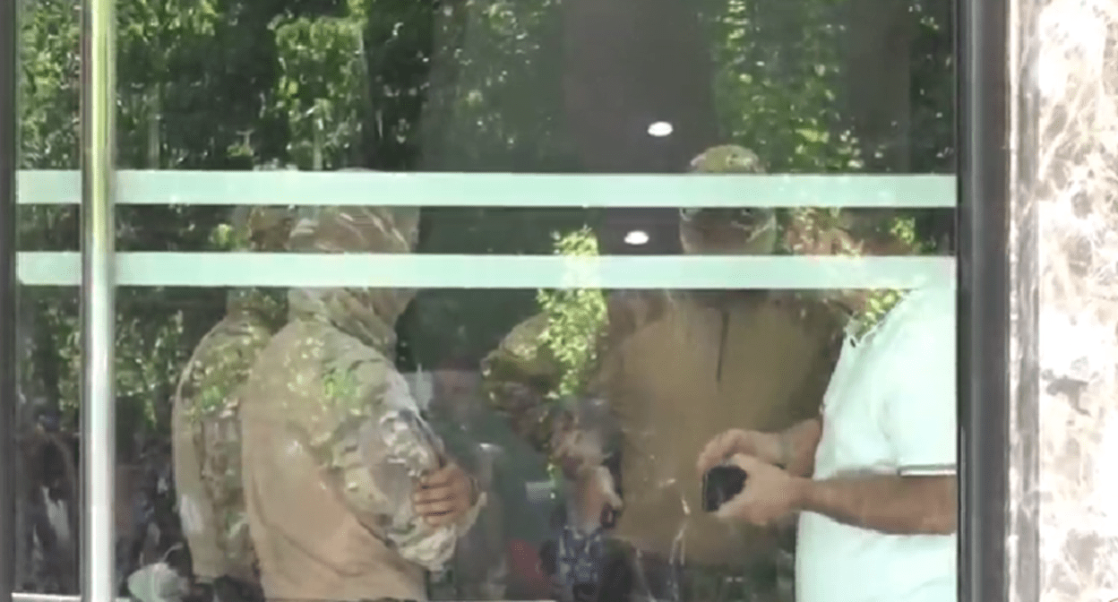 Security forces at the head office of the Electric Networks of Armenia company. Still frame from News.Am video from 07/08/25, https://news.am/rus/news/892955.html Security forces at the head office of the Electric Networks of Armenia company. Still frame from News.Am video from 07/08/25, https://news.am/rus/news/892955.html
