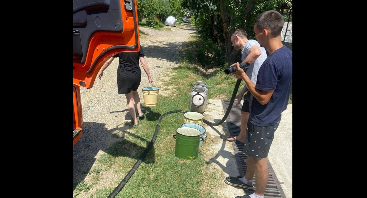 Distribution of imported water to residents of Goryachy Klyuch. Photo by the city administration https://t.me/adm_gorkluch/38785 Distribution of imported water to residents of Goryachy Klyuch. Photo by the city administration https://t.me/adm_gorkluch/38785