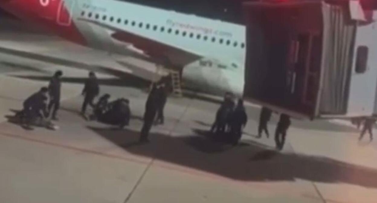 Riots at Makhachkala airport. October 29, 2023. Screenshot of video https://www.rbc.ru/politics/31/10/2023/653eb5399a7947b515dc49e2 Riots at Makhachkala airport. October 29, 2023. Screenshot of video https://www.rbc.ru/politics/31/10/2023/653eb5399a7947b515dc49e2