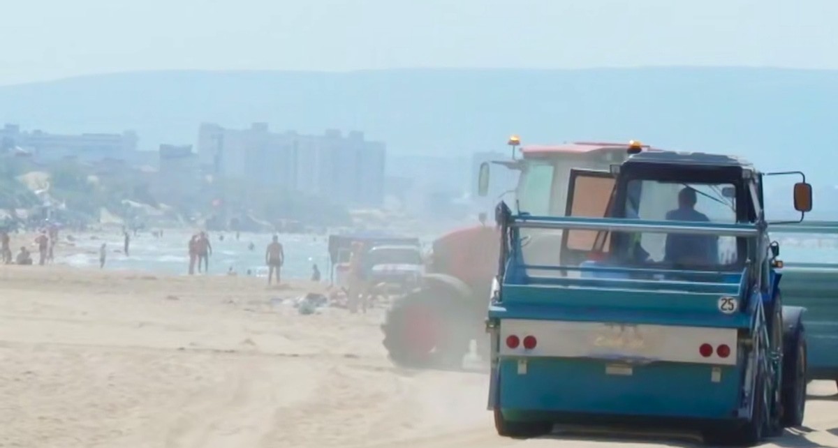 Vacationers and special equipment on the beach of Anapa. Still from the video of the Kuban operational headquarters https://t.me/opershtab23/13753?single Vacationers and special equipment on the beach of Anapa. Still from the video of the Kuban operational headquarters https://t.me/opershtab23/13753?single