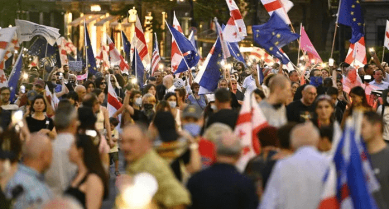 The marchers called for a boycott of the local elections. Screenshot of the photo "Interpressnews" from 19.07.25, https://www.interpressnews.ge/ru/article/169765-protestnoe-shestvie-net-rossiiskim-vyboram-prishlo-k-parlamentu-prospekt-rustaveli-perekryt The marchers called for a boycott of the local elections. Screenshot of the photo "Interpressnews" from 19.07.25, https://www.interpressnews.ge/ru/article/169765-protestnoe-shestvie-net-rossiiskim-vyboram-prishlo-k-parlamentu-prospekt-rustaveli-perekryt