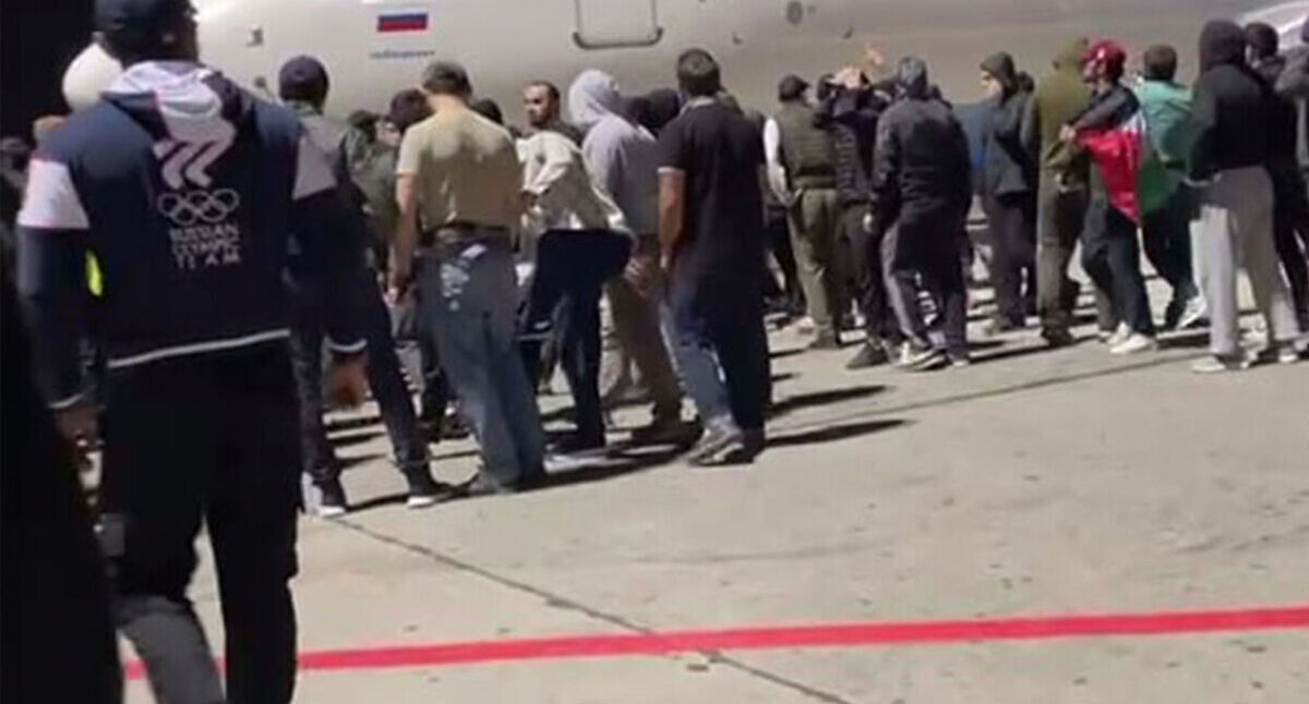 People at Makhachkala airport. October 2023. Still from the video of the Telegram channel "Before everyone. Well, almost" People at Makhachkala airport. October 2023. Still from the video of the Telegram channel "Before everyone. Well, almost"