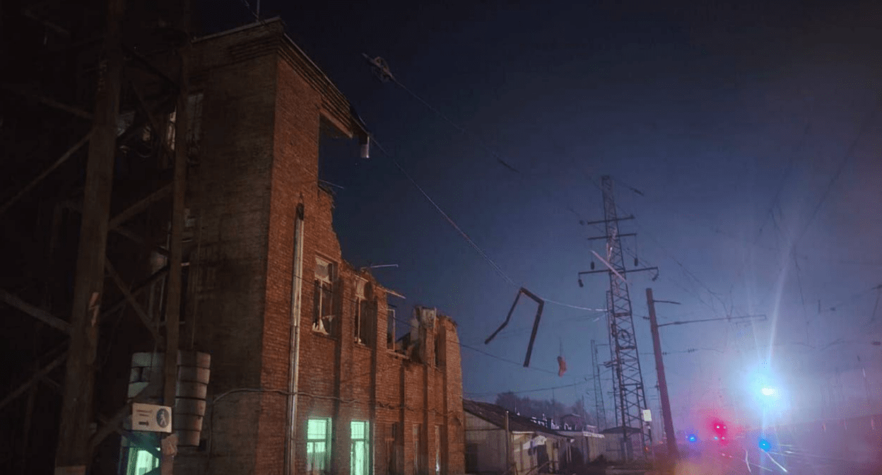 The station building in the village of Kamenolomny. Screenshot of a photo from the Telegram channel 161.ru from 21.07.25, https://t.me/news161ru/68355ю The station building in the village of Kamenolomny. Screenshot of a photo from the Telegram channel 161.ru from 21.07.25, https://t.me/news161ru/68355ю