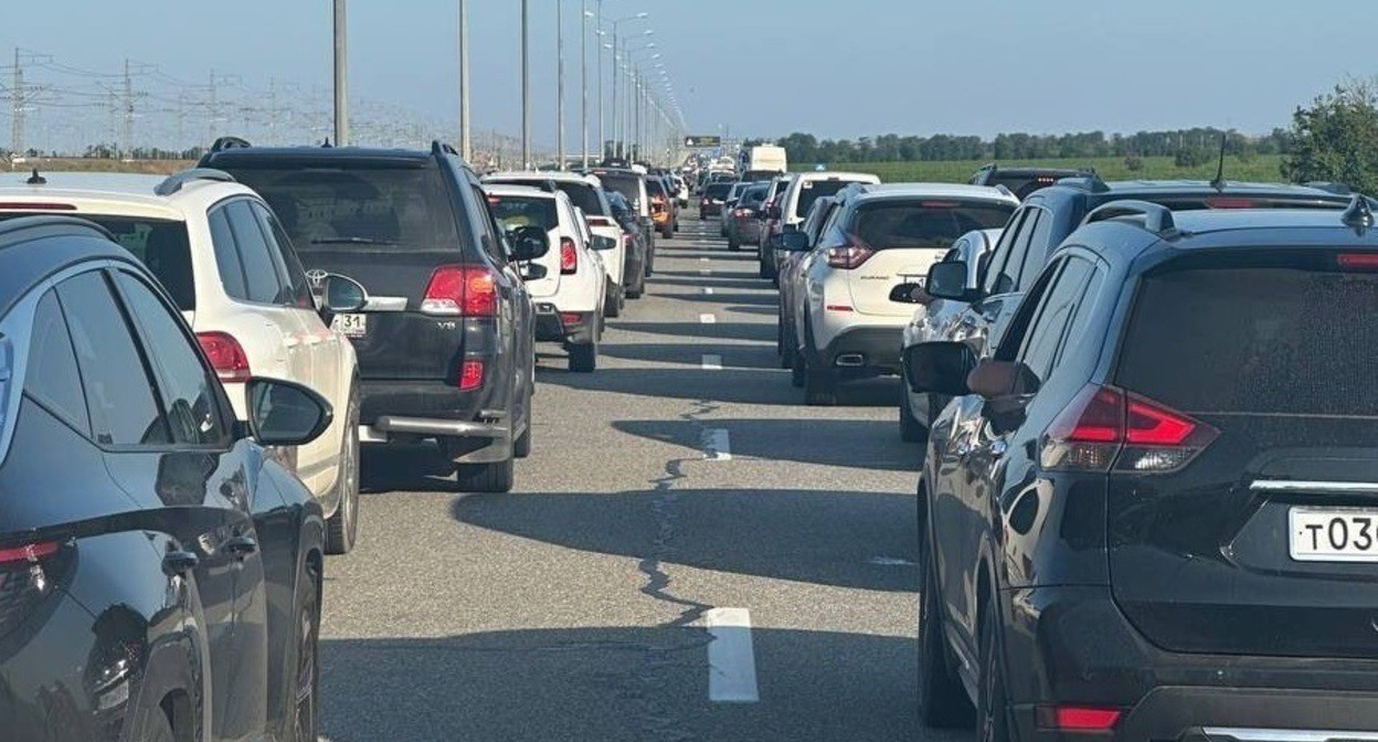 Traffic jam at the Crimean Bridge. Screenshot of a publication in the telegram chat "Crimean Bridge Chat" https://t.me/KrymskiiMost/307565 Traffic jam at the Crimean Bridge. Screenshot of a publication in the telegram chat "Crimean Bridge Chat" https://t.me/KrymskiiMost/307565