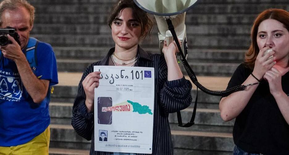 Activists at the parliament with Zviad Tsetskhladze's prison newspaper. Photo: NEWS.On.ge
Activists at the parliament with Zviad Tsetskhladze's prison newspaper. Photo: NEWS.On.ge