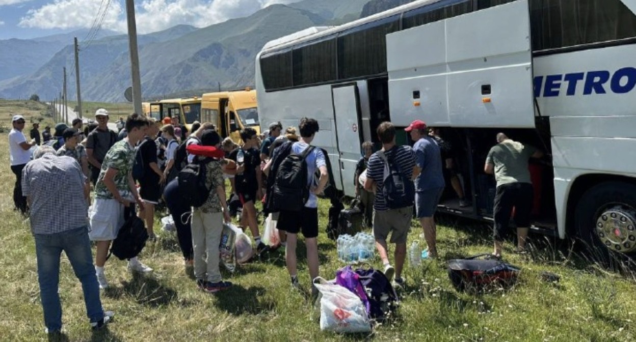 Evacuation of a tourist group. Photo: press service of the Elbrus district administration. Evacuation of a tourist group. Photo: press service of the Elbrus district administration.