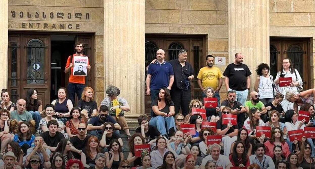 Akhobadze's support group at the court. Photo: NEWS.On.ge. Akhobadze's support group at the court. Photo: NEWS.On.ge.
