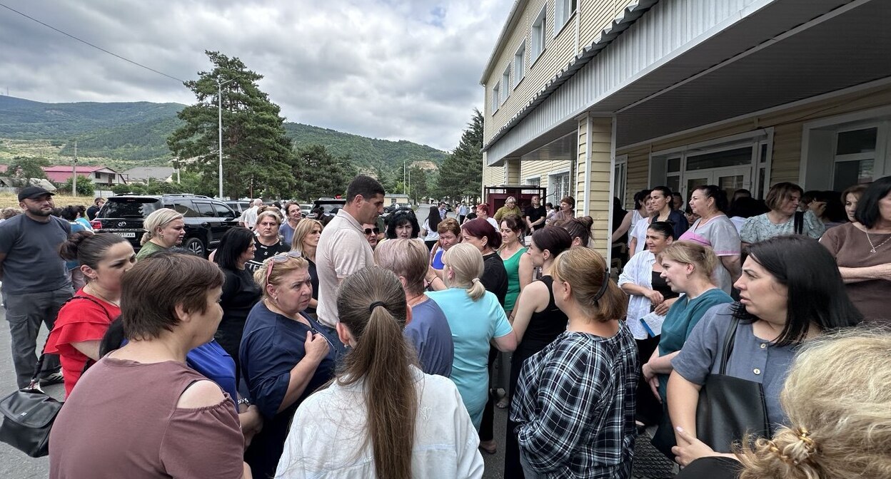 Protesting nurses in the courtyard of the RMMC. Photo by a "Caucasian Knot" correspondent.