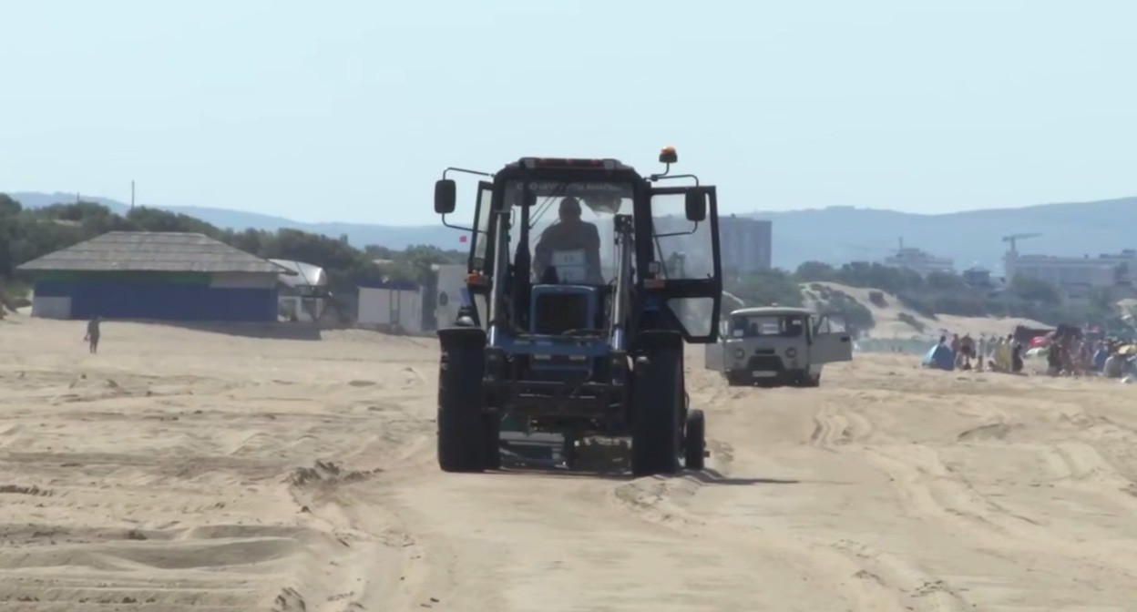 Vacationers and special equipment on the beach of Anapa. Still from the video of the Kuban operational headquarters https://t.me/opershtab23/13810 Vacationers and special equipment on the beach of Anapa. Still from the video of the Kuban operational headquarters https://t.me/opershtab23/13810
