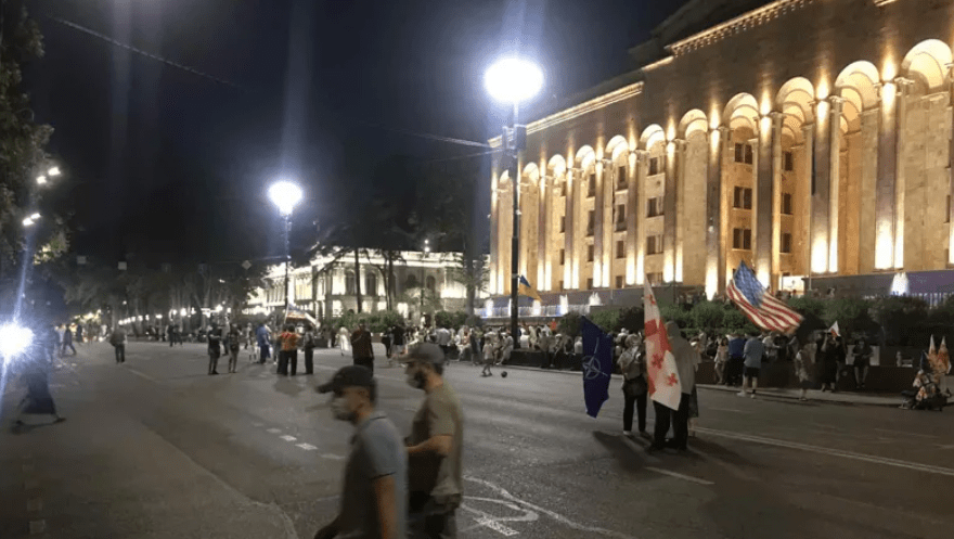 Protester at the Georgian Parliament. Screenshot of the photo "Interpressnews" from 26.07.25, https://www.interpressnews.ge/ka/article/844833-parlamenttan-saprotesto-akcia-ganaxlda-mokalakeebma-rustavelis-gamziri-gadaketes Protester at the Georgian Parliament. Screenshot of the photo "Interpressnews" from 26.07.25, https://www.interpressnews.ge/ka/article/844833-parlamenttan-saprotesto-akcia-ganaxlda-mokalakeebma-rustavelis-gamziri-gadaketes