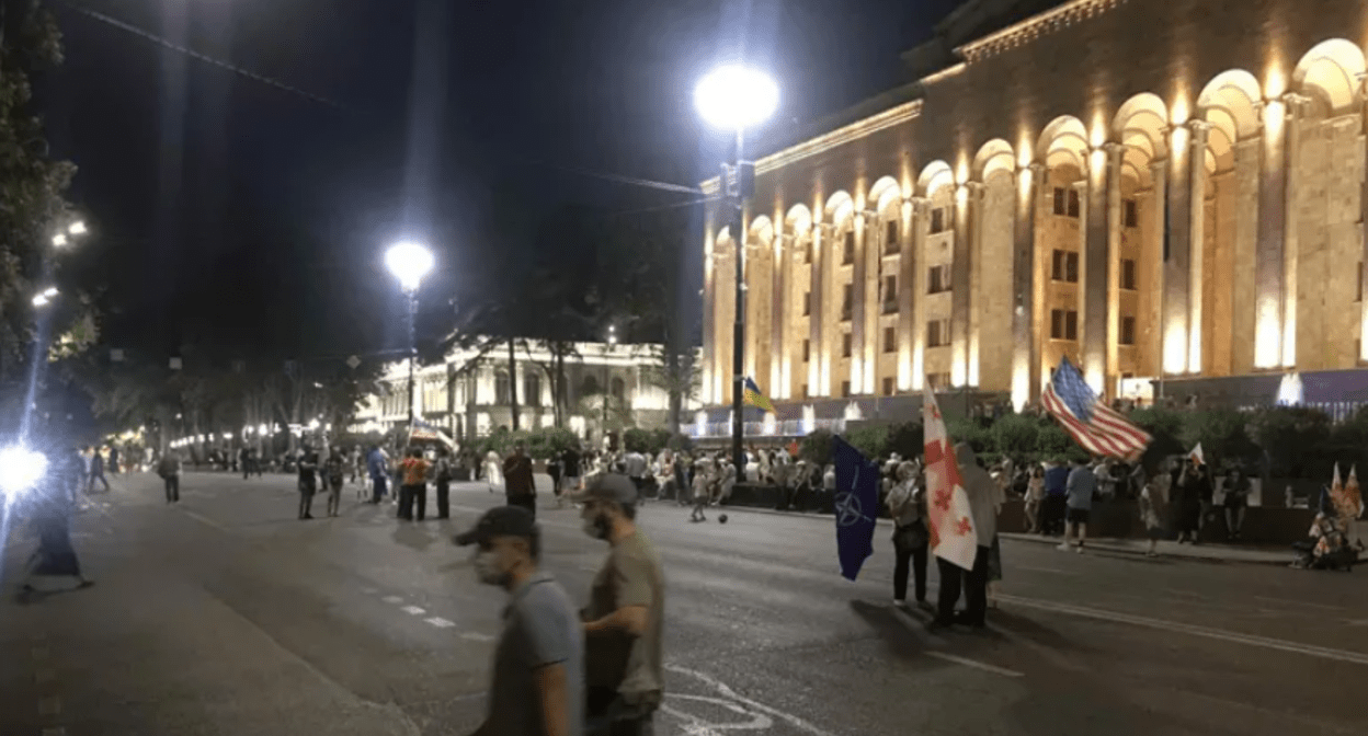 Protester at the Georgian Parliament. Screenshot of the photo "Interpressnews" from 26.07.25, https://www.interpressnews.ge/ka/article/844833-parlamenttan-saprotesto-akcia-ganaxlda-mokalakeebma-rustavelis-gamziri-gadaketes Protester at the Georgian Parliament. Screenshot of the photo "Interpressnews" from 26.07.25, https://www.interpressnews.ge/ka/article/844833-parlamenttan-saprotesto-akcia-ganaxlda-mokalakeebma-rustavelis-gamziri-gadaketes