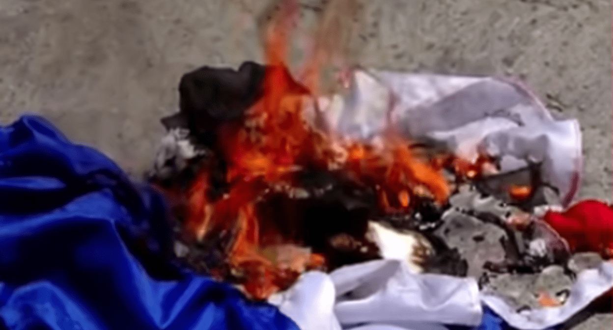 Russian flag burned in Georgia. Still frame from Pirveli TV company video from 27.07.25, https://www.youtube.com/watch?v=gwB1cRuEWBk&t=325s Russian flag burned in Georgia. Still frame from Pirveli TV company video from 27.07.25, https://www.youtube.com/watch?v=gwB1cRuEWBk&t=325s