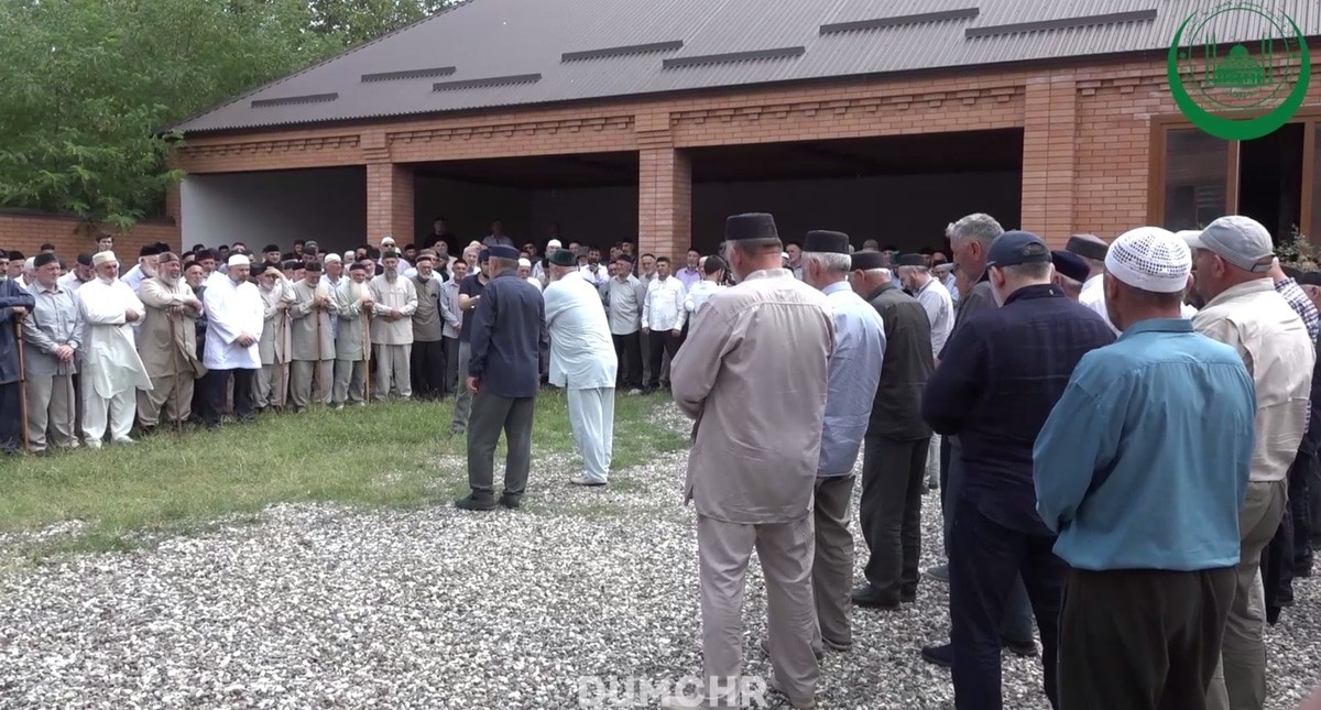 Reconciliation of blood feuding families. Starye Atagi, July 27, 2025. Still from the video of the Spiritual Directorate of Muslims of Chechnya https://t.me/dumchr/6680 Reconciliation of blood feuding families. Starye Atagi, July 27, 2025. Still from the video of the Spiritual Directorate of Muslims of Chechnya https://t.me/dumchr/6680