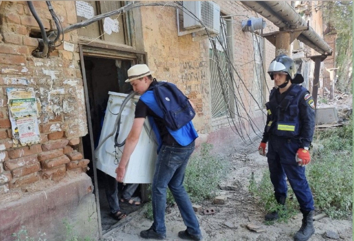 Removing things from a dilapidated house. Screenshot of a publication in the Telegram channel of the head of Astrakhan. Removing things from a dilapidated house. Screenshot of a publication in the Telegram channel of the head of Astrakhan.