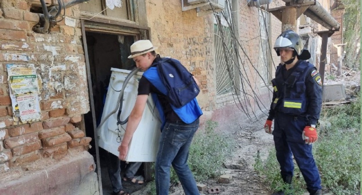 Removing things from a dilapidated house. Screenshot of a publication in the Telegram channel of the head of Astrakhan. Removing things from a dilapidated house. Screenshot of a publication in the Telegram channel of the head of Astrakhan.