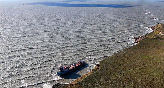 Sunken tanker. Photo: Press service of the Ministry of Natural Resources of Russia/ Sunken tanker. Photo: Press service of the Ministry of Natural Resources of Russia/