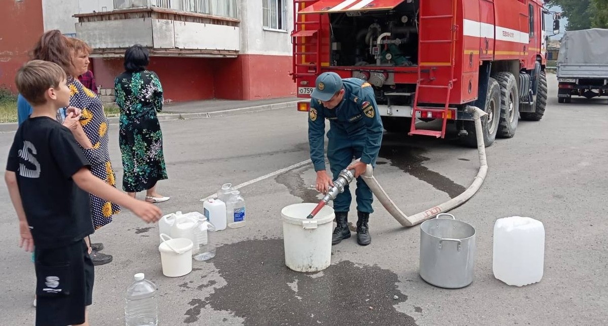 Distribution of water to residents of Tyrnyauz. Photo: Emergencies Ministry https://t.me/mchskbr/7955 Distribution of water to residents of Tyrnyauz. Photo: Emergencies Ministry https://t.me/mchskbr/7955