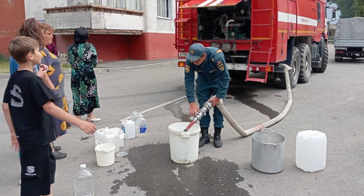 Distribution of water to residents of Tyrnyauz. Photo: Emergencies Ministry https://t.me/mchskbr/7955 Distribution of water to residents of Tyrnyauz. Photo: Emergencies Ministry https://t.me/mchskbr/7955