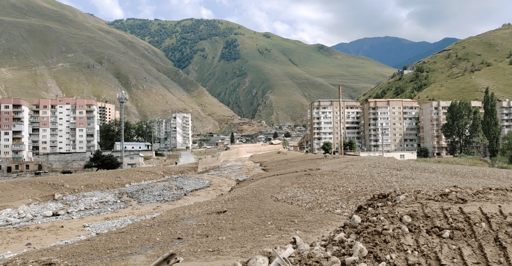 Tyrnyauz after the mudflow. Still frame from the video from the Telegram channel prohlad_no from 02.08.25, https://t.me/prohlad_no/12410. Tyrnyauz after the mudflow. Still frame from the video from the Telegram channel prohlad_no from 02.08.25, https://t.me/prohlad_no/12410.