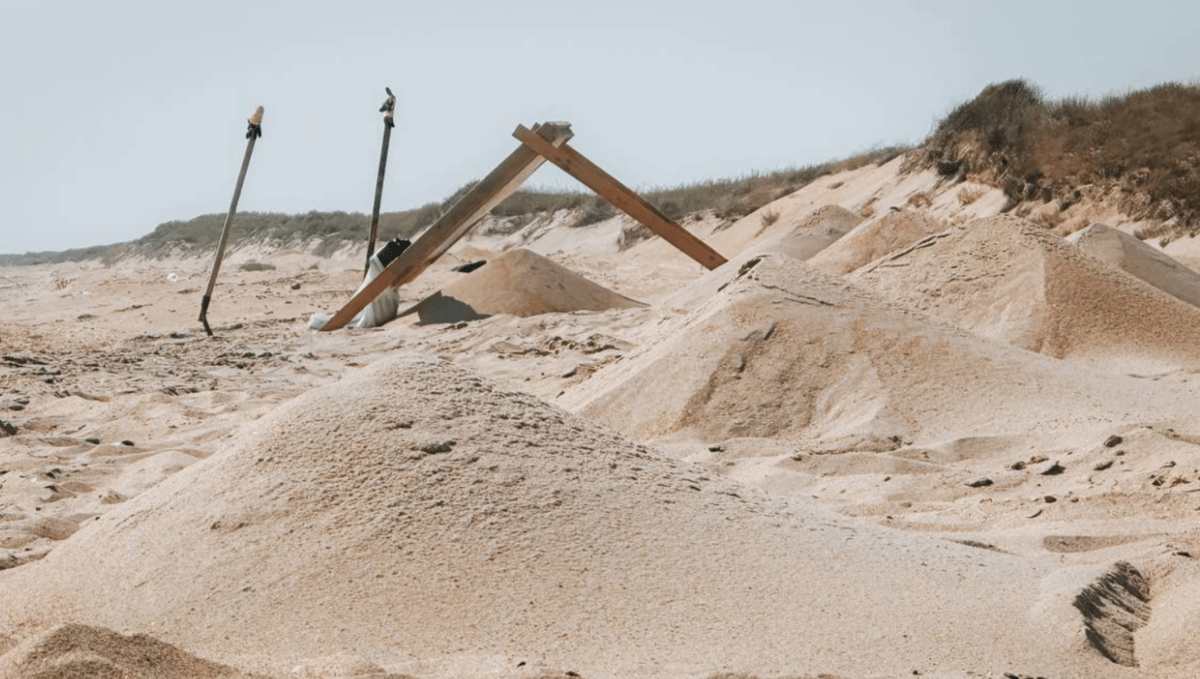 "Molbert" helps sift sand on beaches. Screenshot of a photo from the Telegram channel "Networks, sieve, shovel" from 31.07.25, https://t.me/setisitolopata/1344. "Molbert" helps sift sand on beaches. Screenshot of a photo from the Telegram channel "Networks, sieve, shovel" from 31.07.25, https://t.me/setisitolopata/1344.