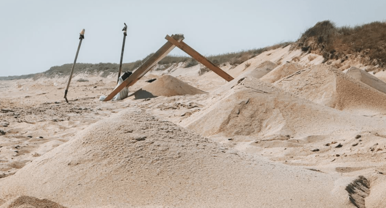 "Molbert" helps sift sand on beaches. Screenshot of a photo from the Telegram channel "Networks, sieve, shovel" from 31.07.25, https://t.me/setisitolopata/1344. "Molbert" helps sift sand on beaches. Screenshot of a photo from the Telegram channel "Networks, sieve, shovel" from 31.07.25, https://t.me/setisitolopata/1344.