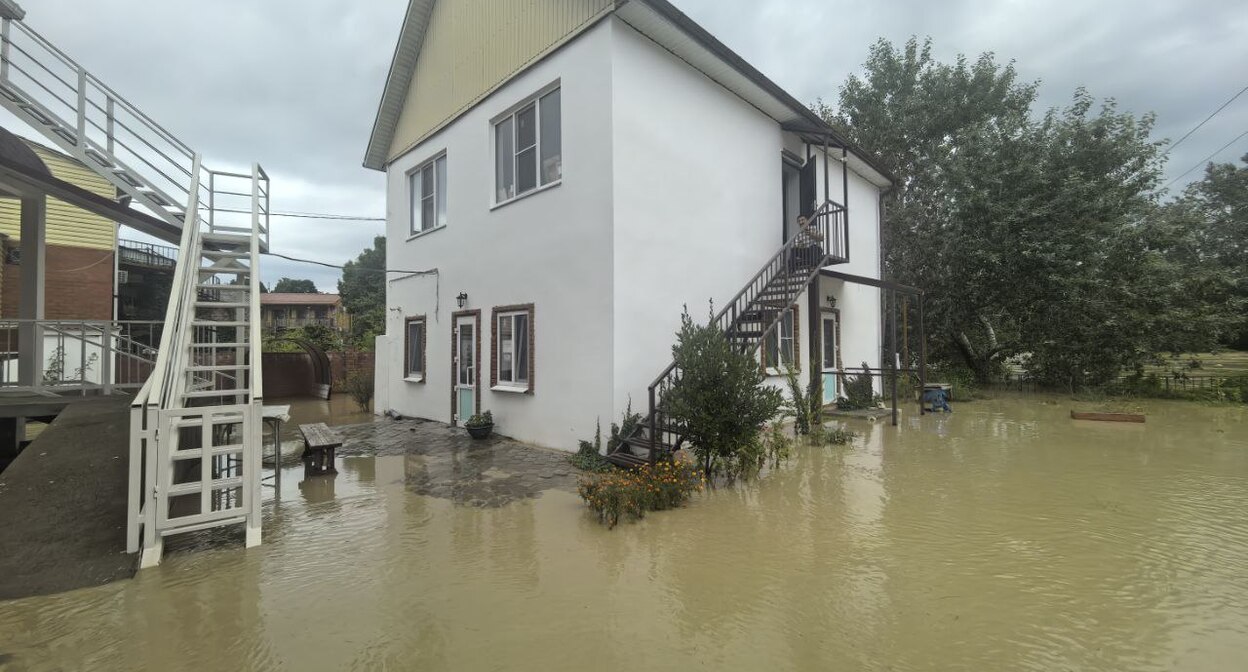 The situation in Lermontovo. Screenshot of a photo by Pavel Cherginets from the Telegram channel "My Tuapse" from 03.08.25, https://t.me/c/1348361768/437133.
The situation in Lermontovo. Screenshot of a photo by Pavel Cherginets from the Telegram channel "My Tuapse" from 03.08.25, https://t.me/c/1348361768/437133.