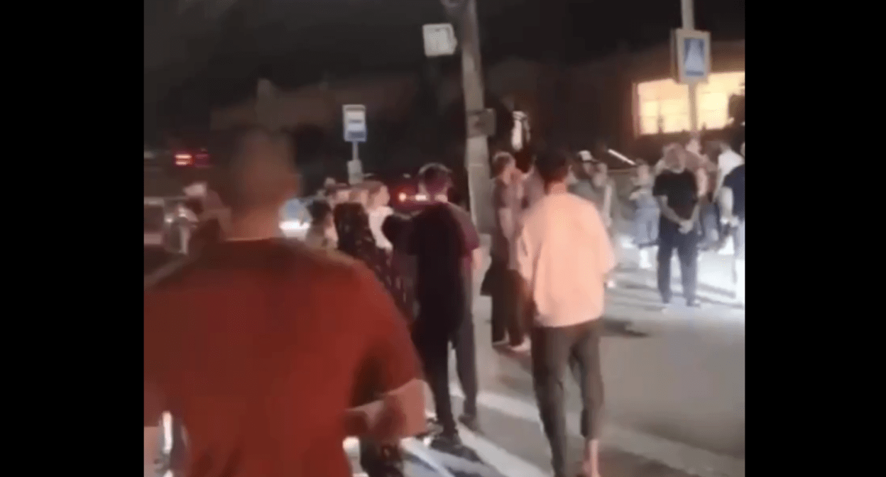 Residents of Reduktorny on the roadway. Video still by Sarkar Magomedov / Telegram