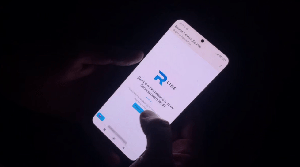 Connecting to a free Wi-Fi hotspot in Makhachkala. Still frame from the video of the Russian State Television and Radio Broadcasting Company "Dagestan" from 12.08.25, https://t.me/mir_cifri/5418