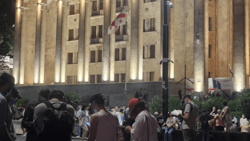 The situation at the Georgian parliament. Screenshot of the photo "Interpressnews" from 13.08.25, https://www.interpressnews.ge/ka/article/846218-rustavelis-gamzirze-saprotesto-akcia-gaimarta.