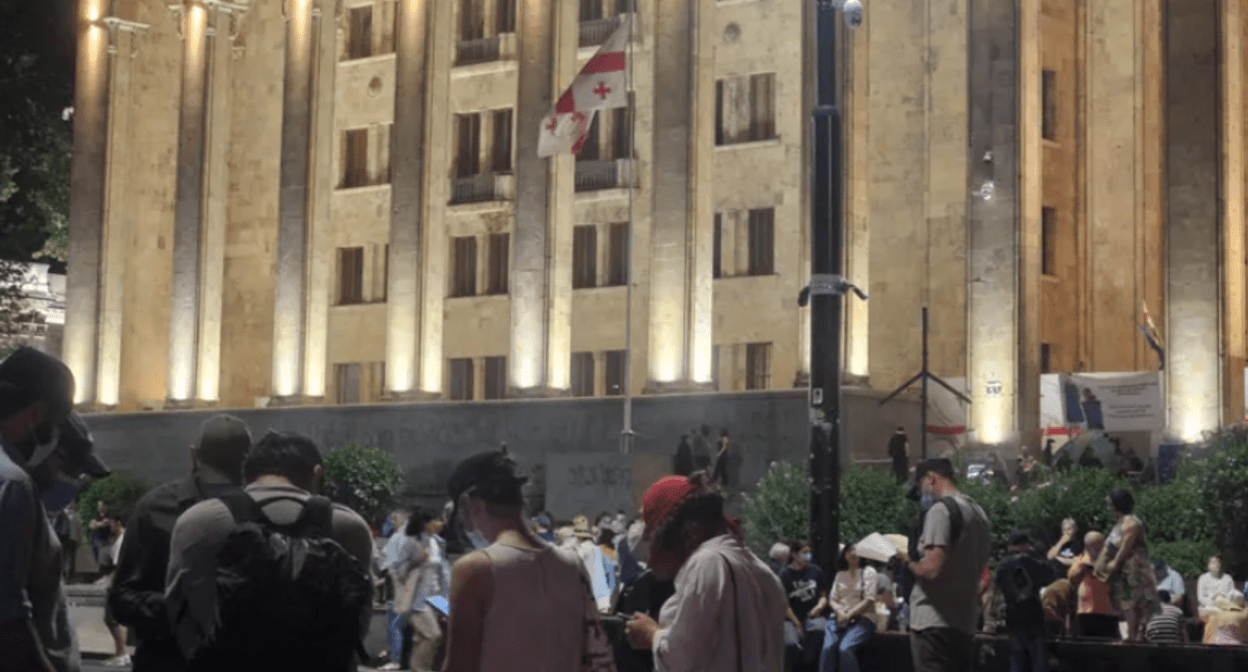 The situation at the Georgian parliament. Screenshot of the photo "Interpressnews" from 13.08.25, https://www.interpressnews.ge/ka/article/846218-rustavelis-gamzirze-saprotesto-akcia-gaimarta.