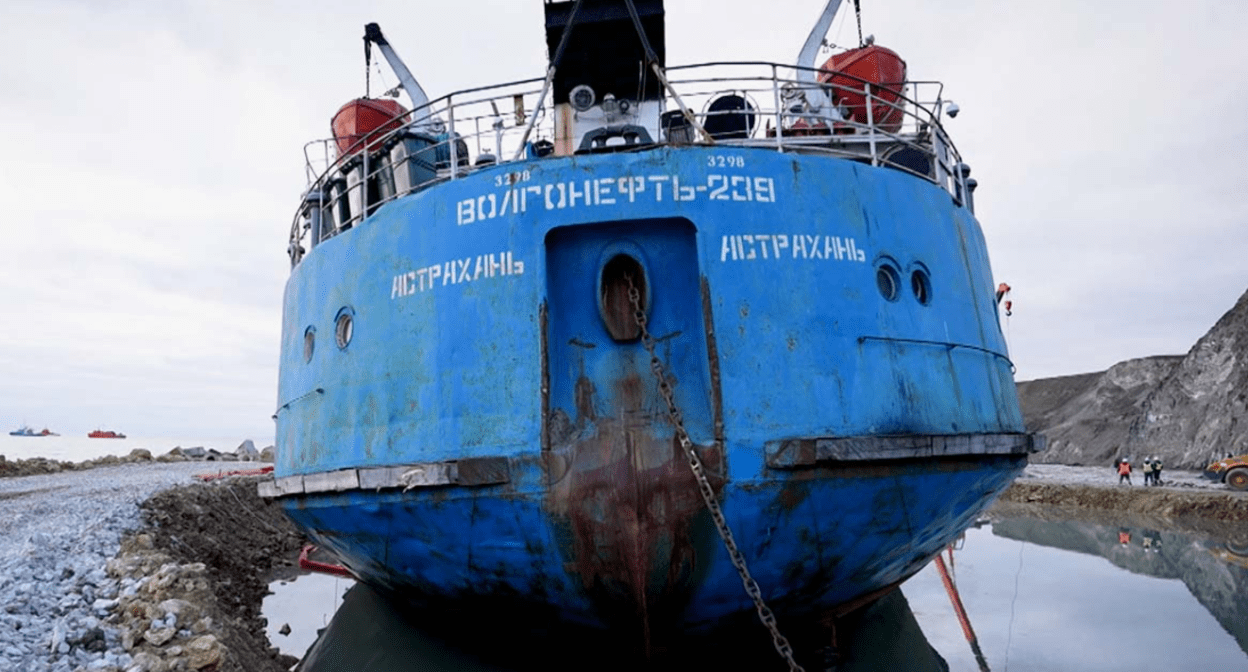 Tanker "Volgoneft-239", screenshot of photo "Kuban24", https://kuban24.tv/item/apellyatsiya-zakrepila-za-vlastyami-kryma-pravo-na-podem-chasti-volgonefti-239