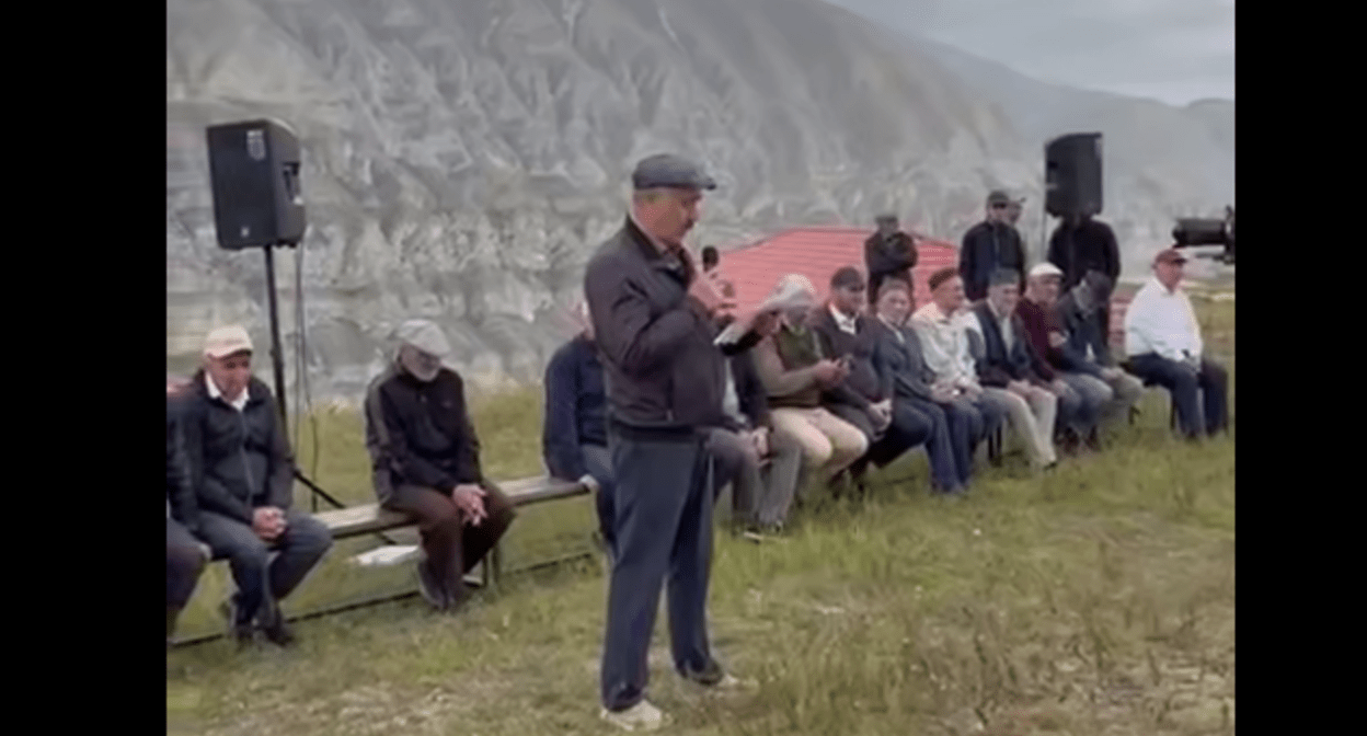 A resident of Stary Sivukh reads out an appeal. Still frame from the video from the Telegram channel "Novoe Delo" from 16.08.25, https://t.me/novoedelo/33773