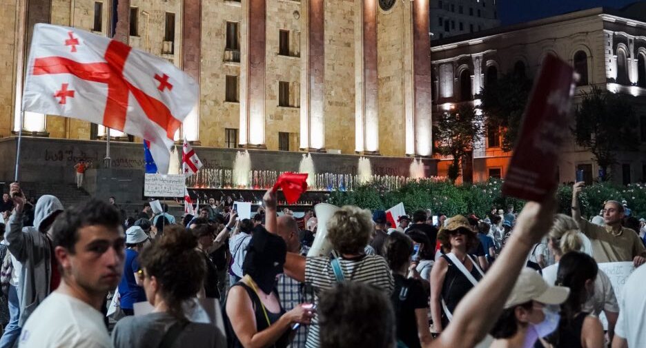 Protesters outside the parliament building. Photo: NEWS.On.ge