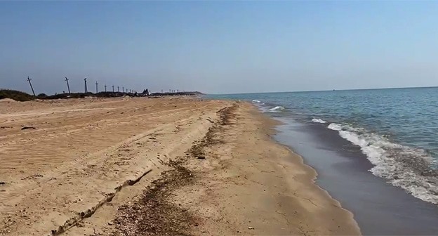 Oil spills on the Bugayskaya Spit. September 1, 2025. Screenshot of the video https://t.me/setisitolopata/1381