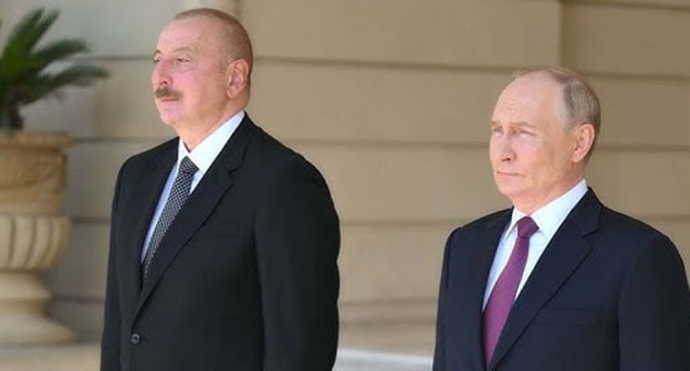 Ilham Aliyev (left) and Vladimir Putin. Screenshot of the video https://www.youtube.com/watch?v=rLsyPHjjZuw