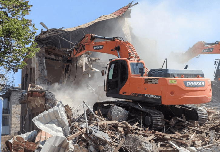 Demolition of the building of the Ministry of Foreign Affairs of Nagorno-Karabakh. Screenshot of the photo "AzerTag" from 09/02/25, https://azertag.az/ru/xeber/v_xankendi_na_meste_mid_tak_nazyvaemogo_rezhima_budet_postroeno_zdanie_glavnogo_upravleniya_arhitektury_i_gradostroitelstva_karabahskogo_regiona-3725415.