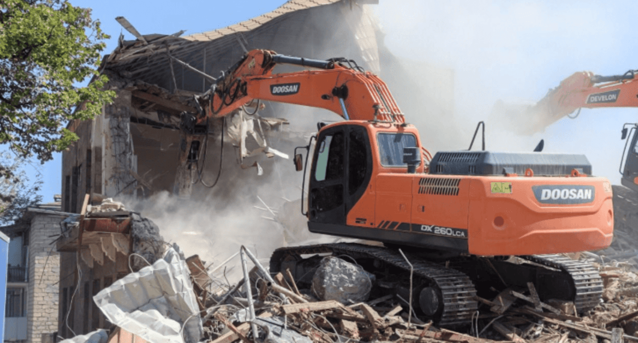 Demolition of the building of the Ministry of Foreign Affairs of Nagorno-Karabakh. Screenshot of the photo "AzerTag" from 09/02/25, https://azertag.az/ru/xeber/v_xankendi_na_meste_mid_tak_nazyvaemogo_rezhima_budet_postroeno_zdanie_glavnogo_upravleniya_arhitektury_i_gradostroitelstva_karabahskogo_regiona-3725415.