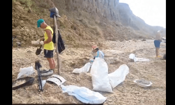 Volunteers clean up fuel oil on Cape Tuzla. Still frame from the video of the Dolphins headquarters from 09.09.25, https://t.me/shtab_delfin/1191