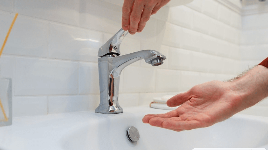 Water outage. Photo: Vodokanal press service https://gvk86.ru/press-center/30116/