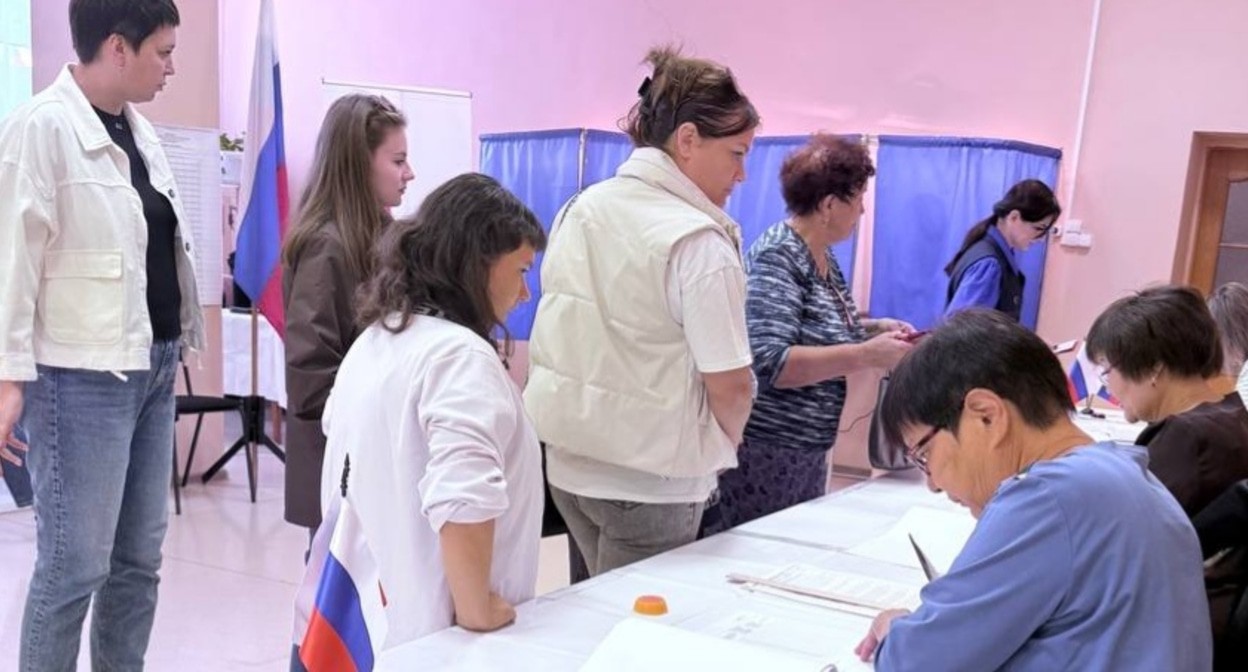 People at a polling station. Photo: Astrakhan Region Electoral Commission https://t.me/Izbirkom30/6633