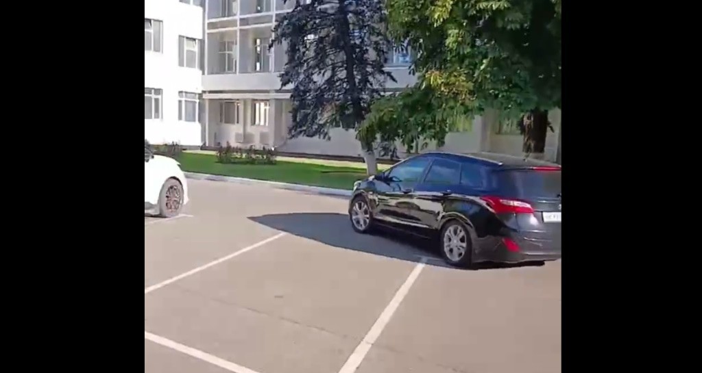 On the right is the car in which the participants of the incident left. A video frame from the telegram channel of Alexander Safronov https://t.me/redtemnik/5849
