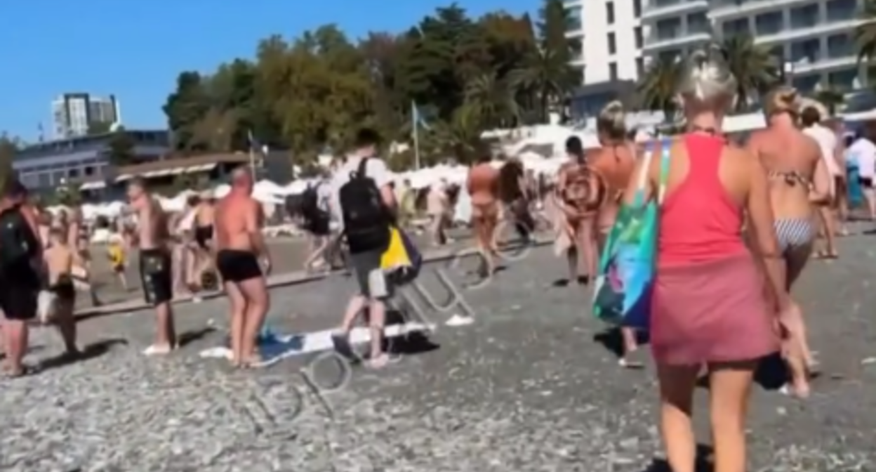 Evacuation of Sochi beaches. Still from Sochi Radar video from September 24, 2025, https://t.me/sochiradar/352