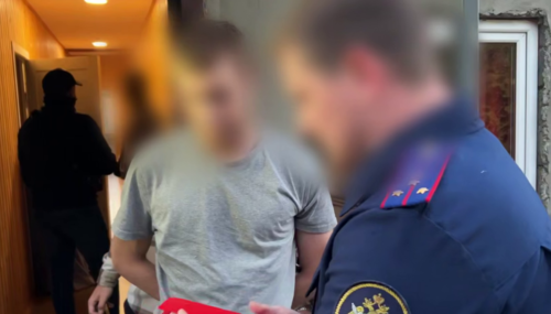 Security forces in Mansur Gneev's apartment. Still frame from the video of the Investigative Committee of Russia for the Krasnodar Territory from September 25, 2025, https://t.me/kubansledcom/6066