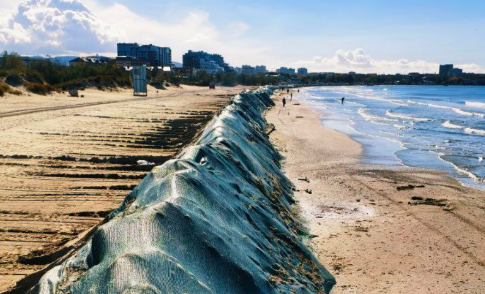 Protective embankment in Anapa. Screenshot from the "Makovozovy" Telegram channel, October 26, 2025. https://t.me/makovozovy/46987