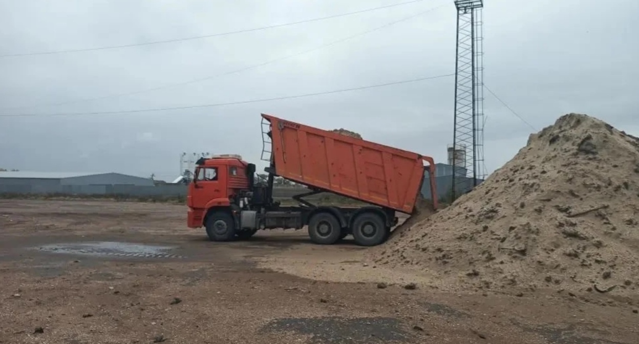 A dump truck loaded with sand at a site in Voskresenskoye. Photo: Kuban Emergency Response Team https://t.me/opershtab23/14346