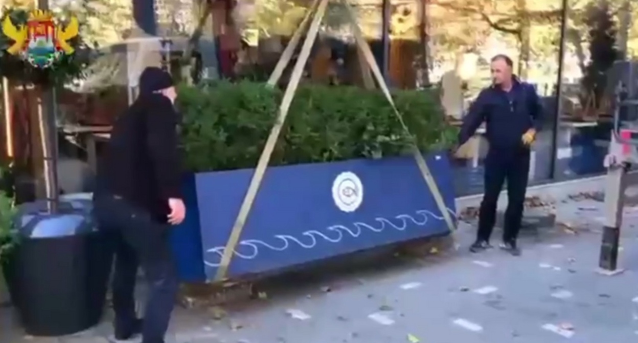 Officials dismantle a flowerbed on Rasul Gamzatov Avenue in Makhachkala. Video still from the Makhachkala administration's Telegram channel https://t.me/makhachkalaofficial/16653