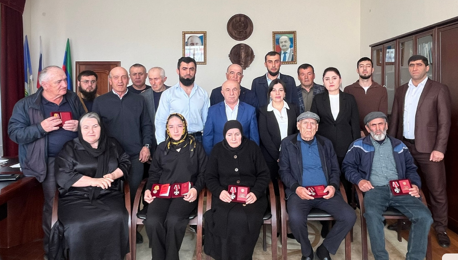 The soldiers' families received their awards. Screenshot from the Dakhadaevsky District Administration's Telegram channel, November 14, 2025, https://t.me/urkarakh_ru/25654